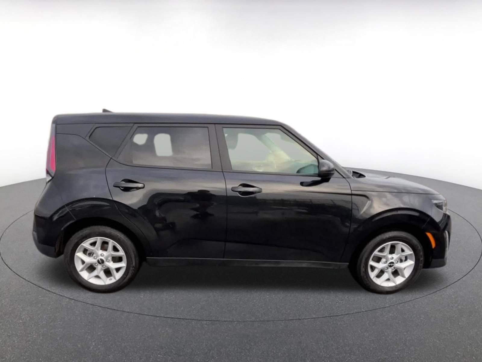 Used 2025 Kia Soul LX w/ LX Technology Package FWD image 16