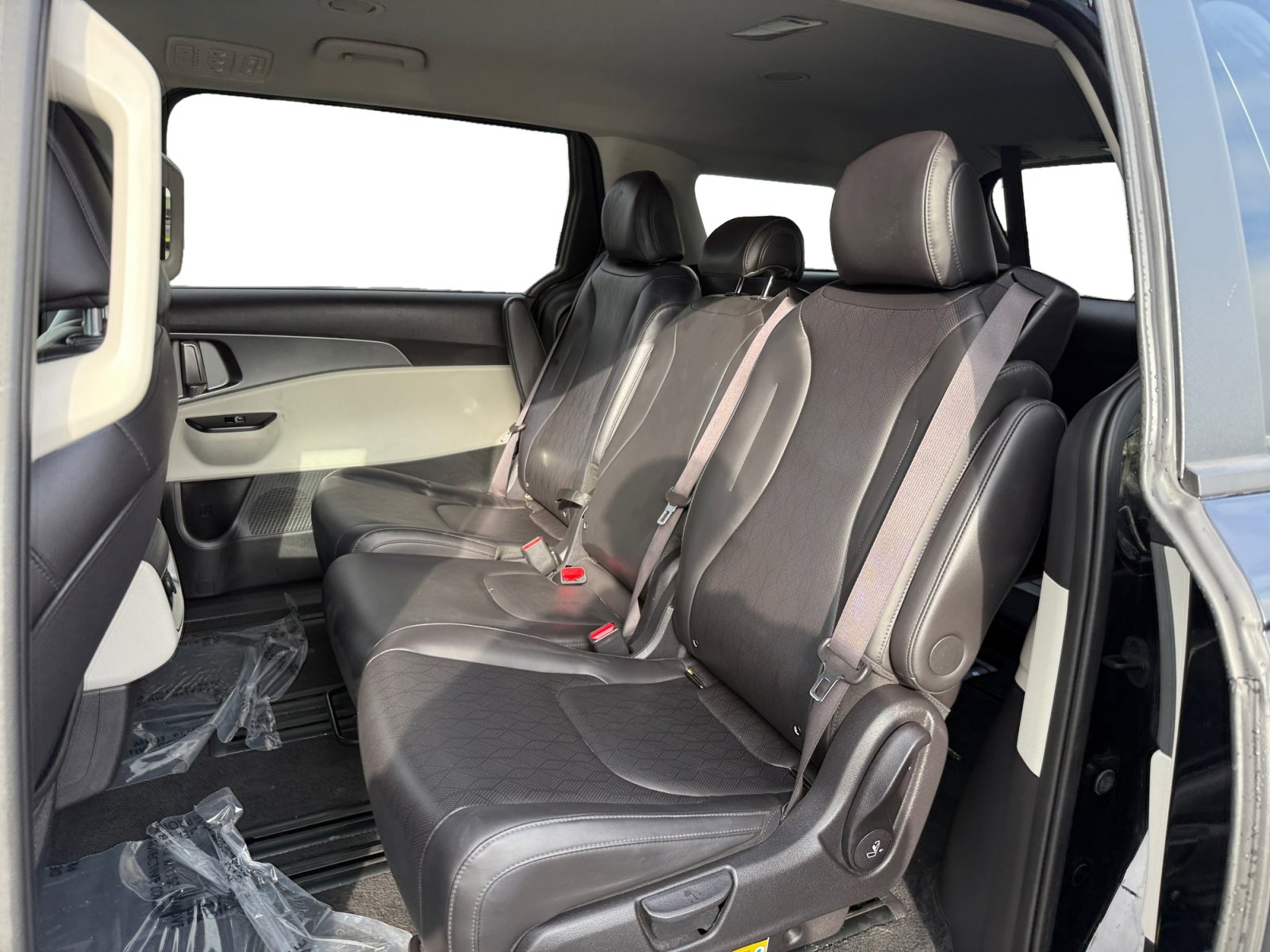 Used 2024 Kia Carnival LX image 16