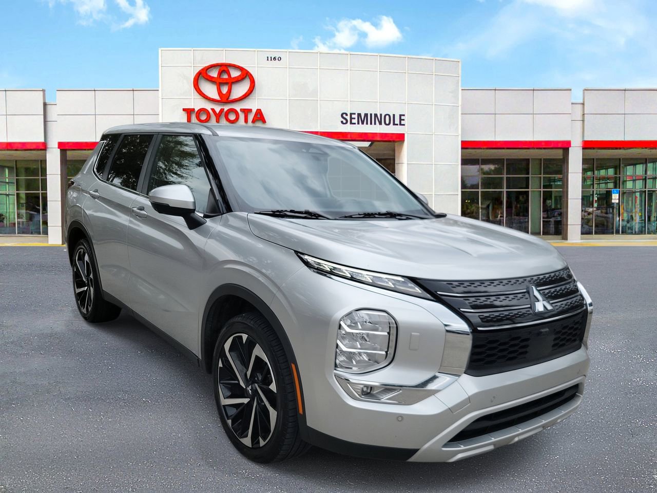 Used 2024 Mitsubishi Outlander SE image 2