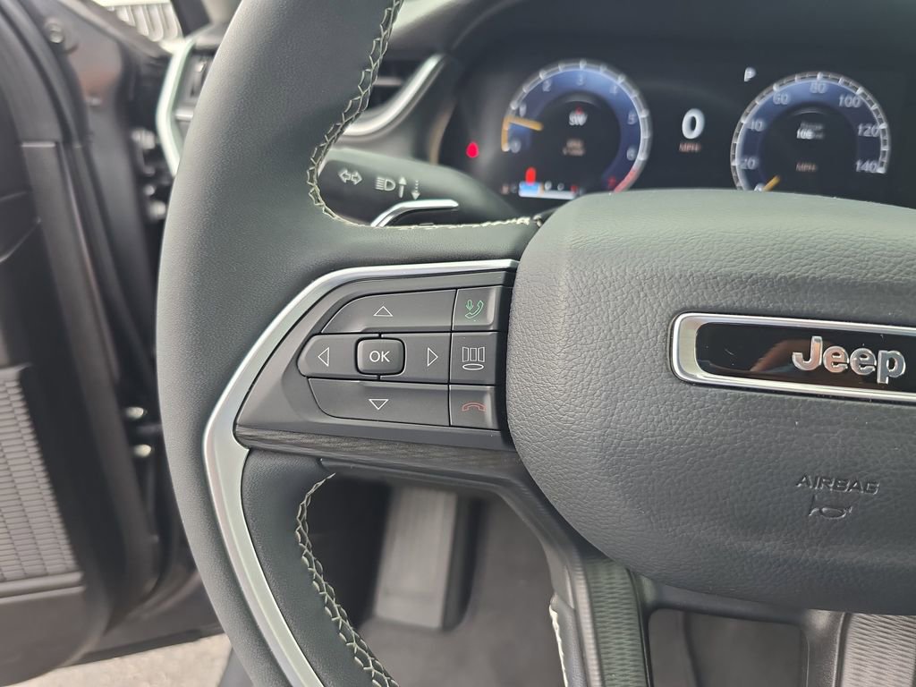 Used 2023 Jeep Grand Cherokee Laredo X image 21