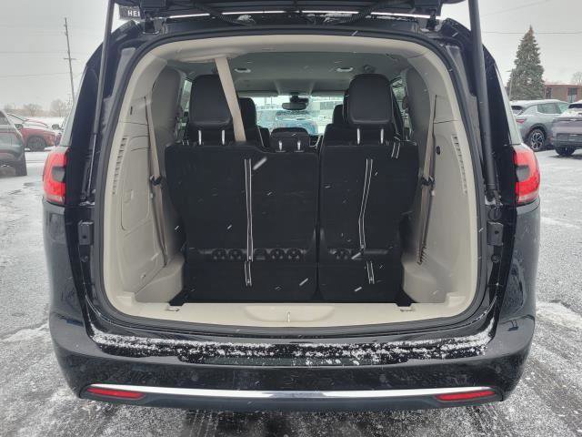 Used 2024 Chrysler Pacifica Select image 23