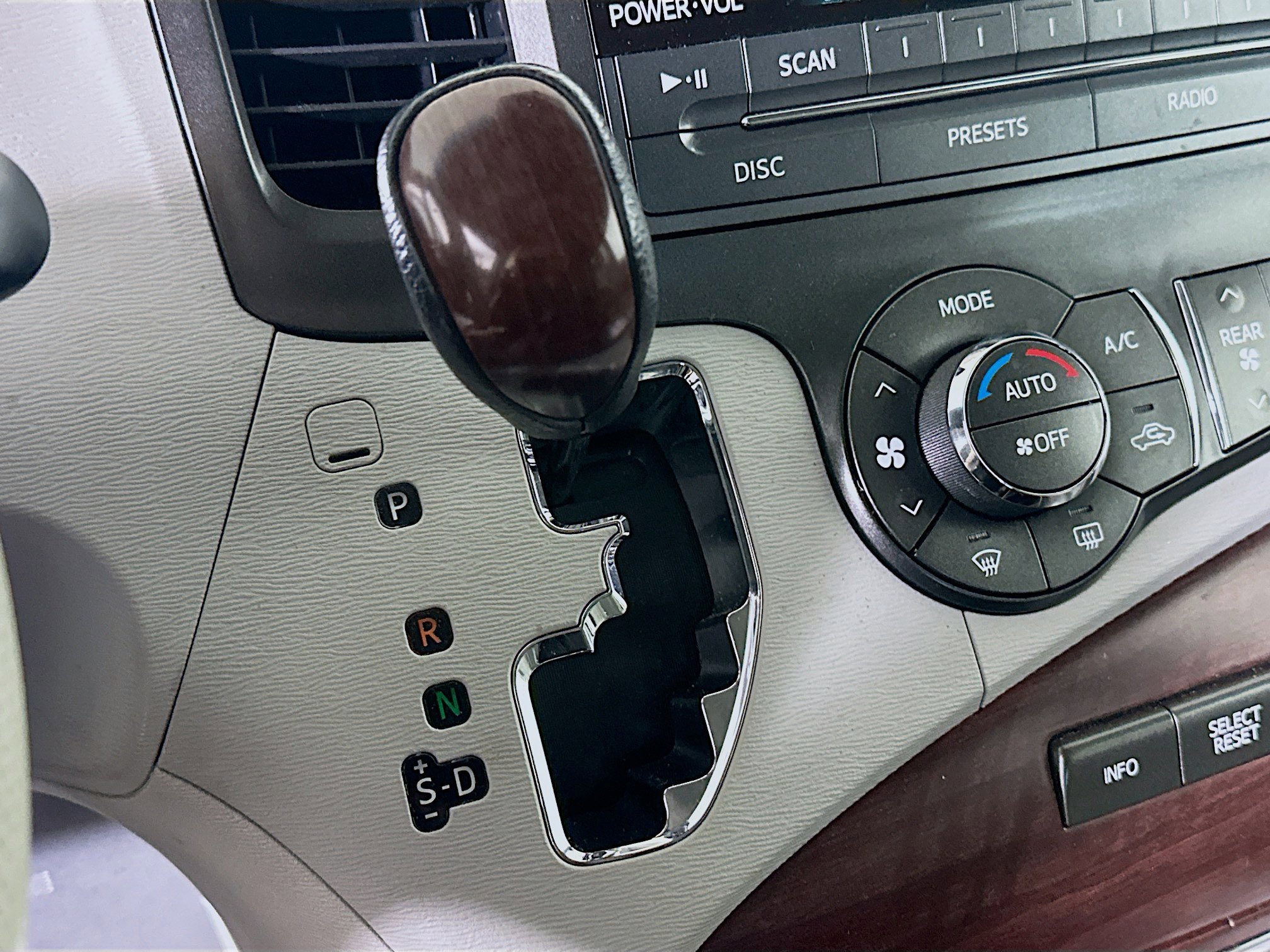 Used 2013 Toyota Sienna XLE FWD image 24