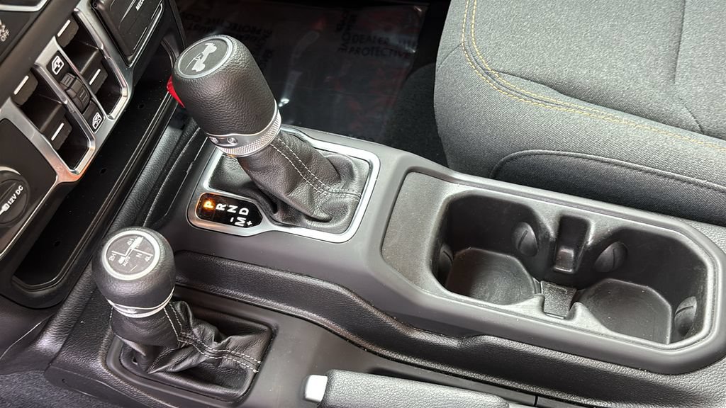 Used 2025 Jeep Wrangler Unlimited Sahara AWD/4WD image 24