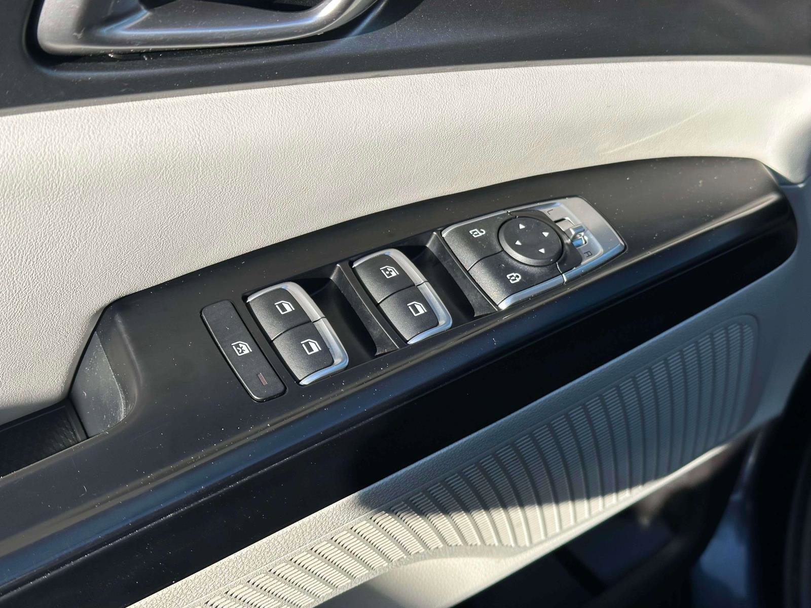 Used 2022 Kia Carnival LX image 16