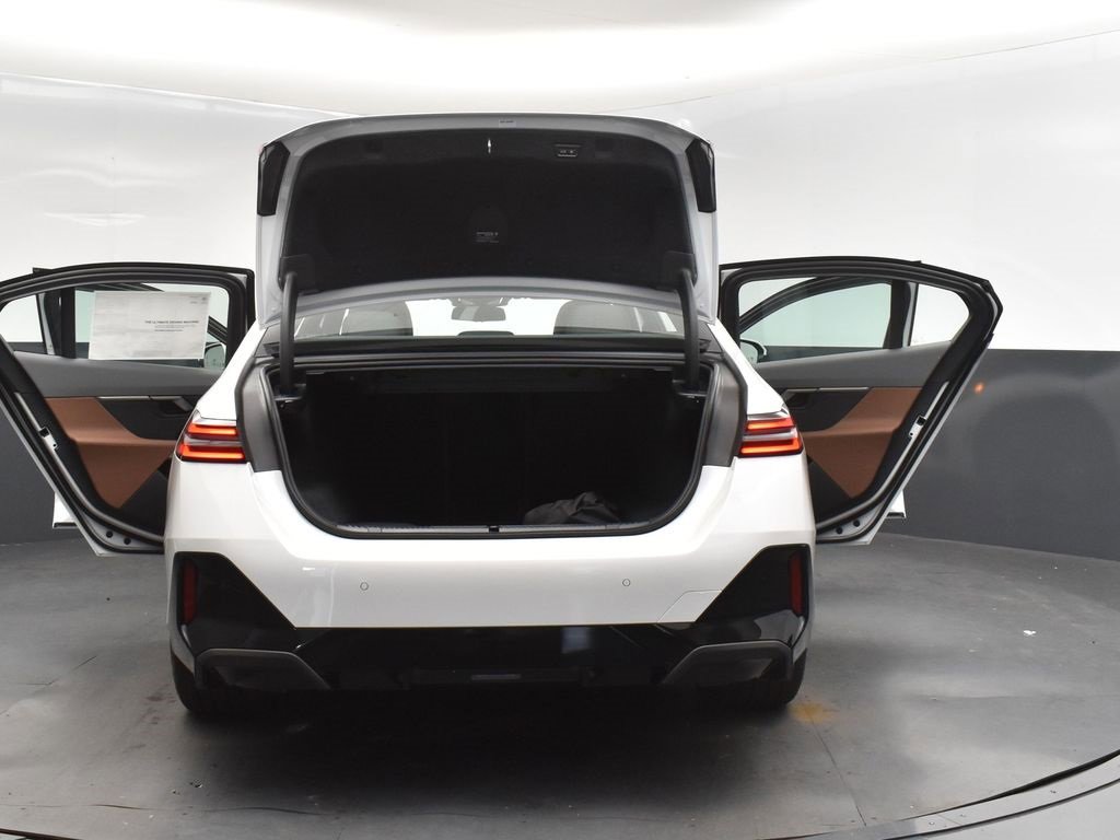 New 2026 BMW 550e xDrive w/ Premium Package image 53