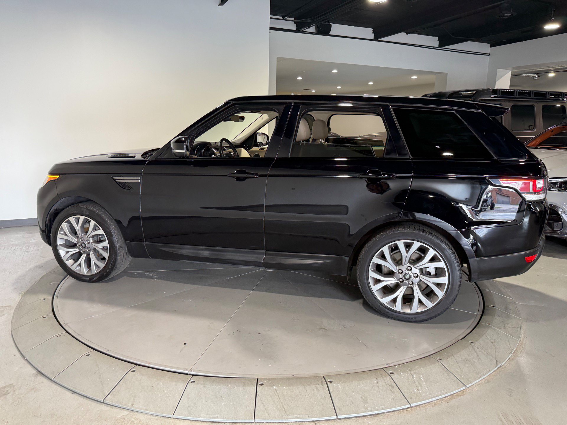 Used 2017 Land Rover Range Rover Sport SE AWD/4WD image 10
