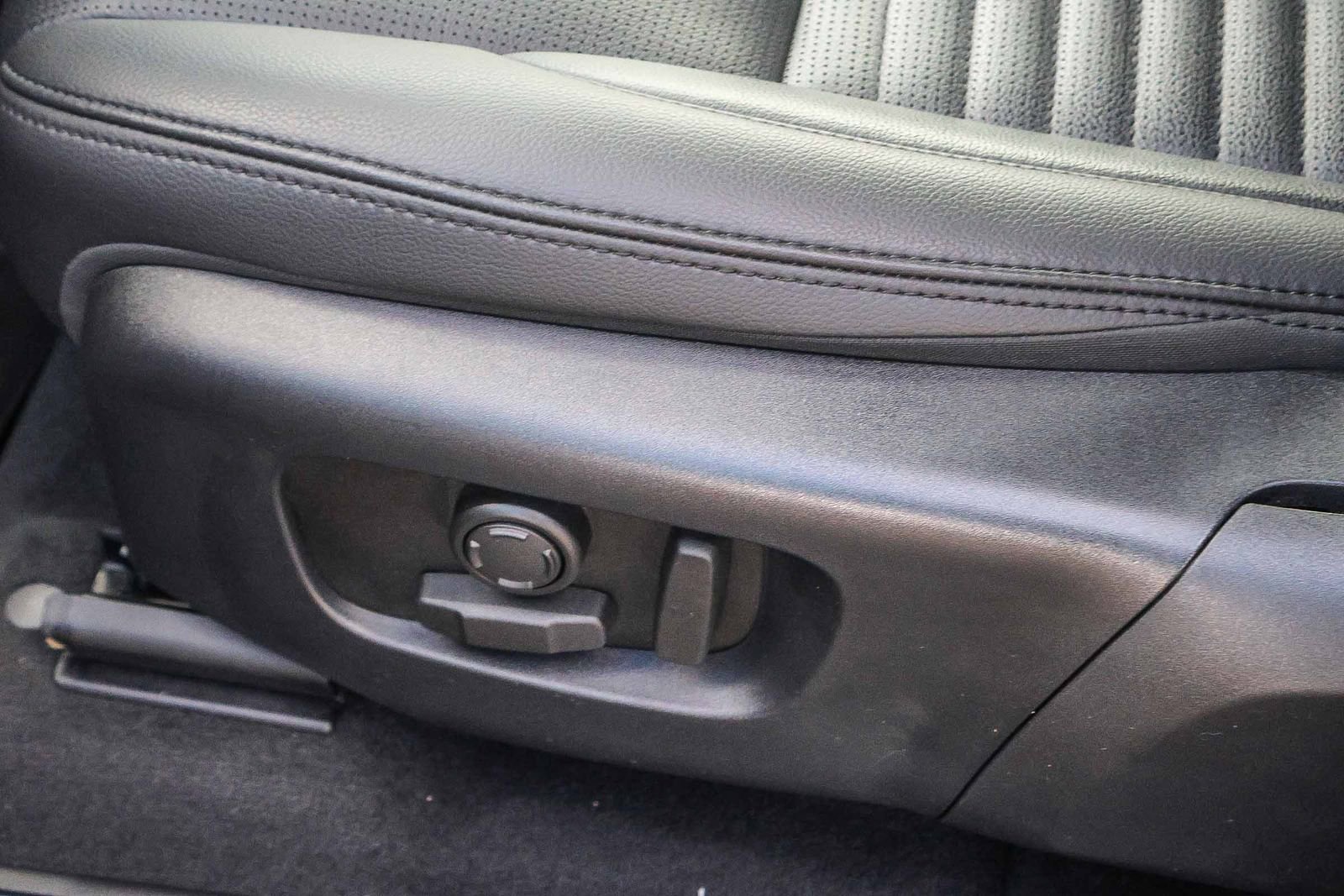 Used 2025 Land Rover Discovery Sport S image 31