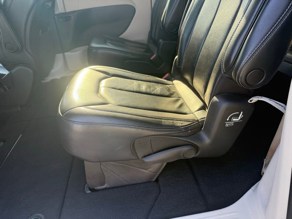 Used 2022 Chrysler Pacifica Touring-L image 13