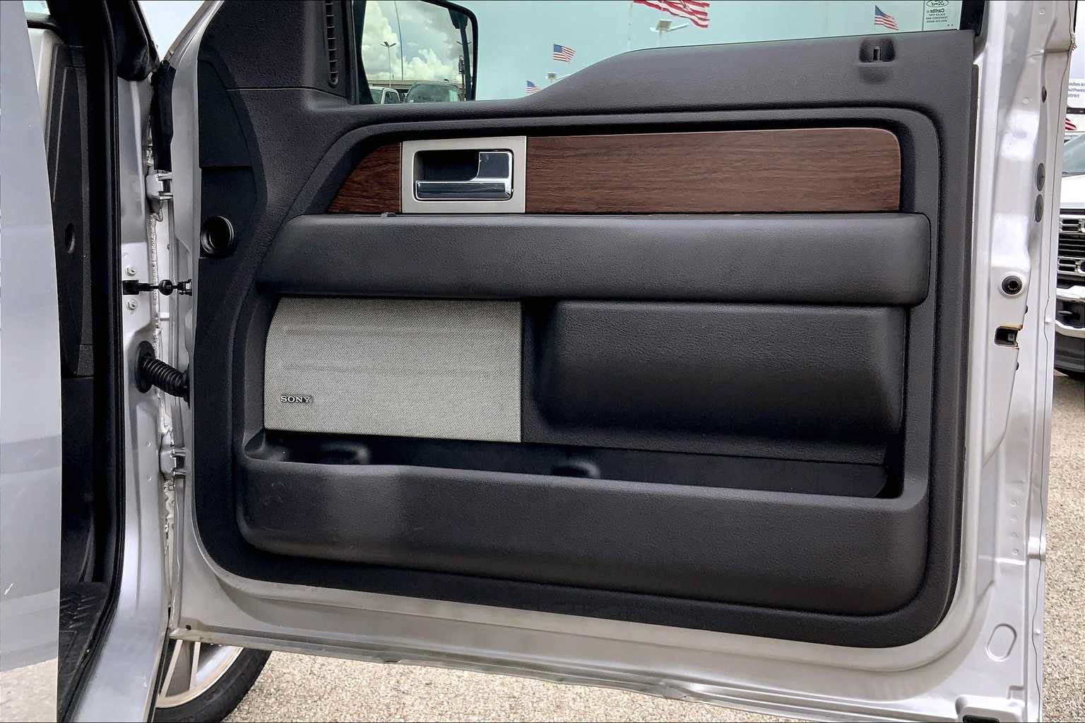 Used 2014 Ford F150 Lariat w/ Equipment Group 502A Luxury AWD/4WD image 17