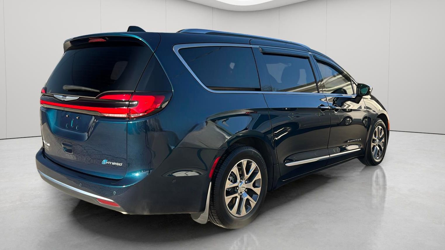 Used 2023 Chrysler Pacifica Pinnacle image 6