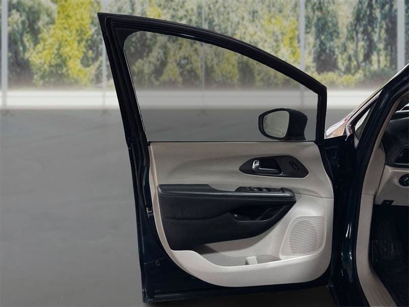 Used 2023 Chrysler Pacifica Touring-L w/ Uconnect Theater Family Group FWD image 20