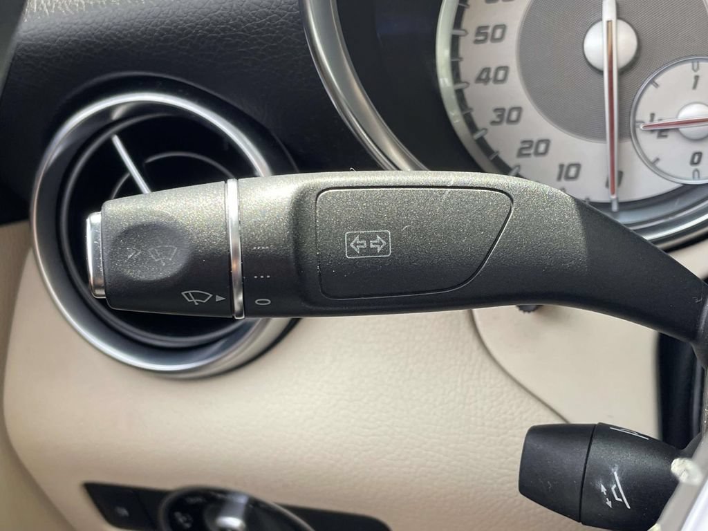Used 2015 Mercedes-Benz SLK 250 image 26