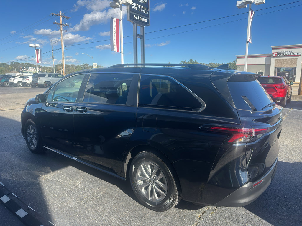 Used 2024 Toyota Sienna XLE FWD image 4