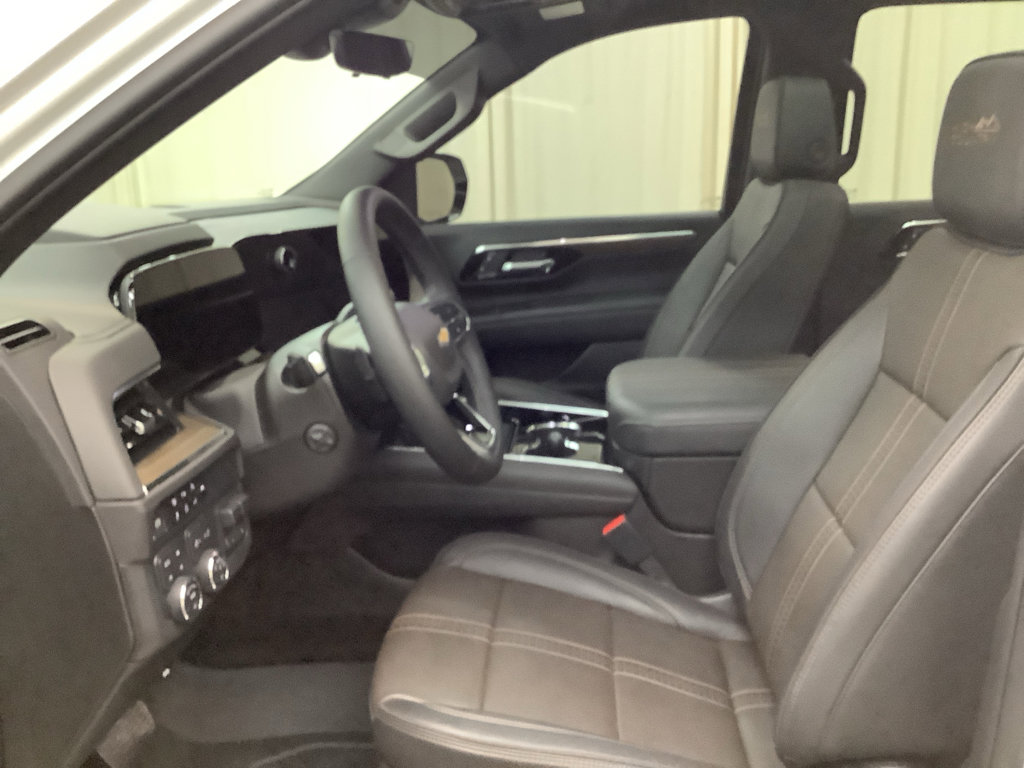 Used 2025 Chevrolet Tahoe High Country AWD/4WD image 16