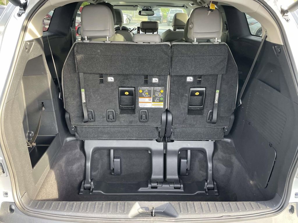 Used 2025 Toyota Sienna XLE image 48