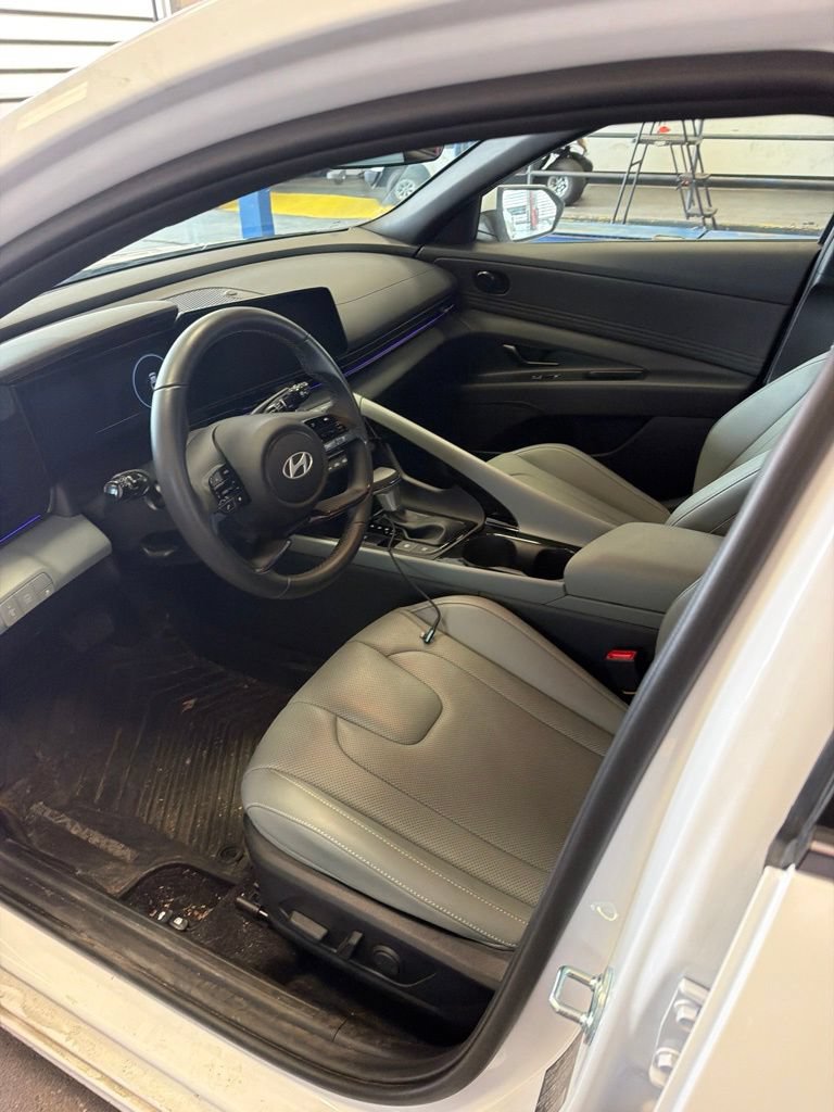 Used 2025 Hyundai Elantra Limited FWD image 2