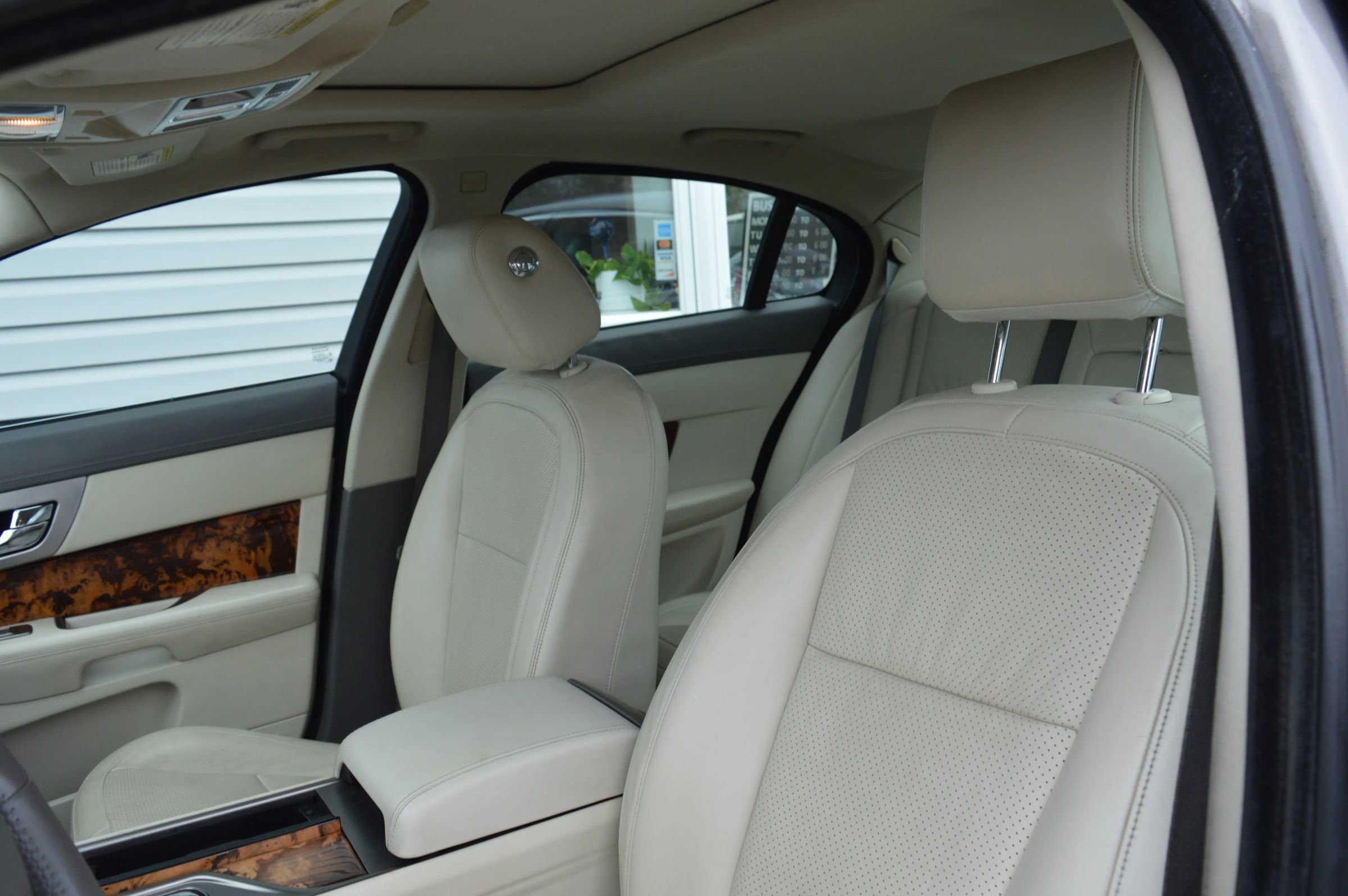 Used 2010 Jaguar XF Premium image 11