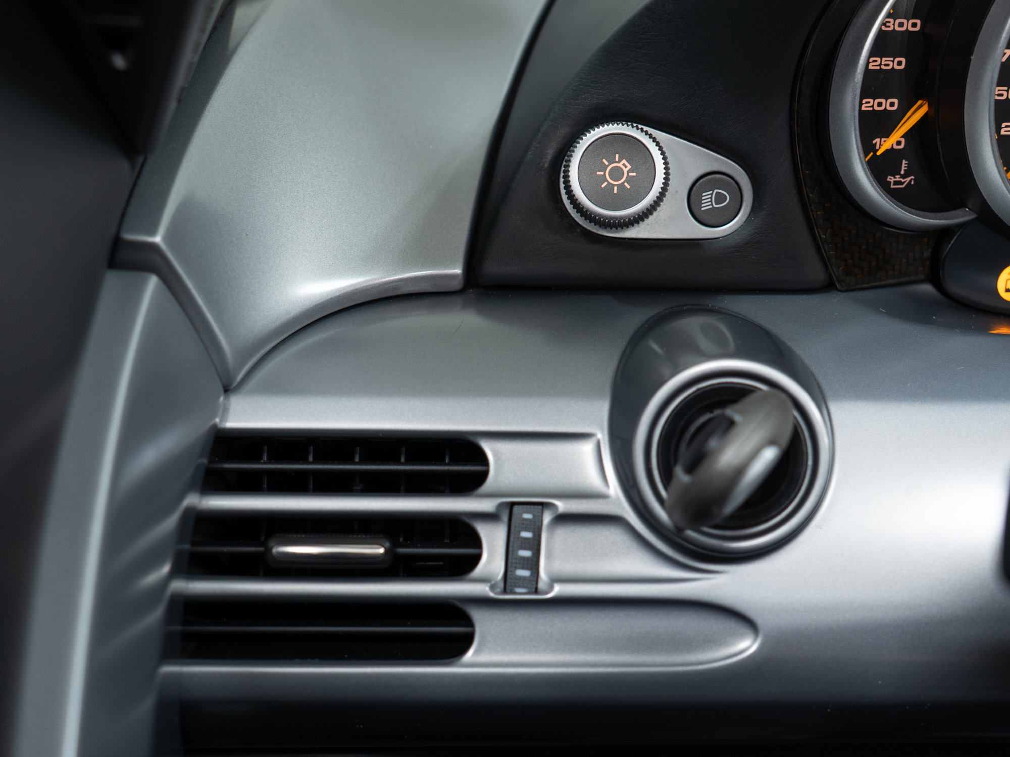 Used 2005 Porsche Carrera GT RWD image 31
