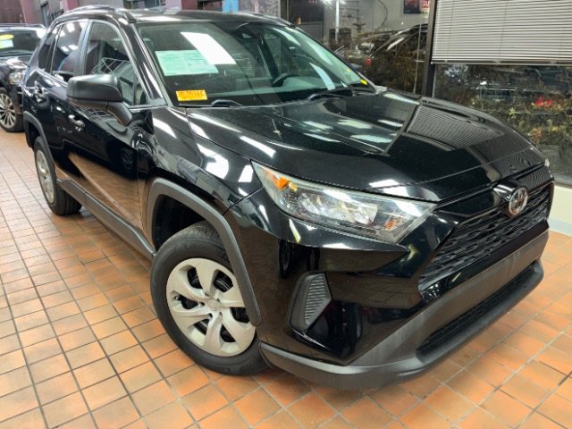 Used 2019 Toyota RAV4 LE image 1