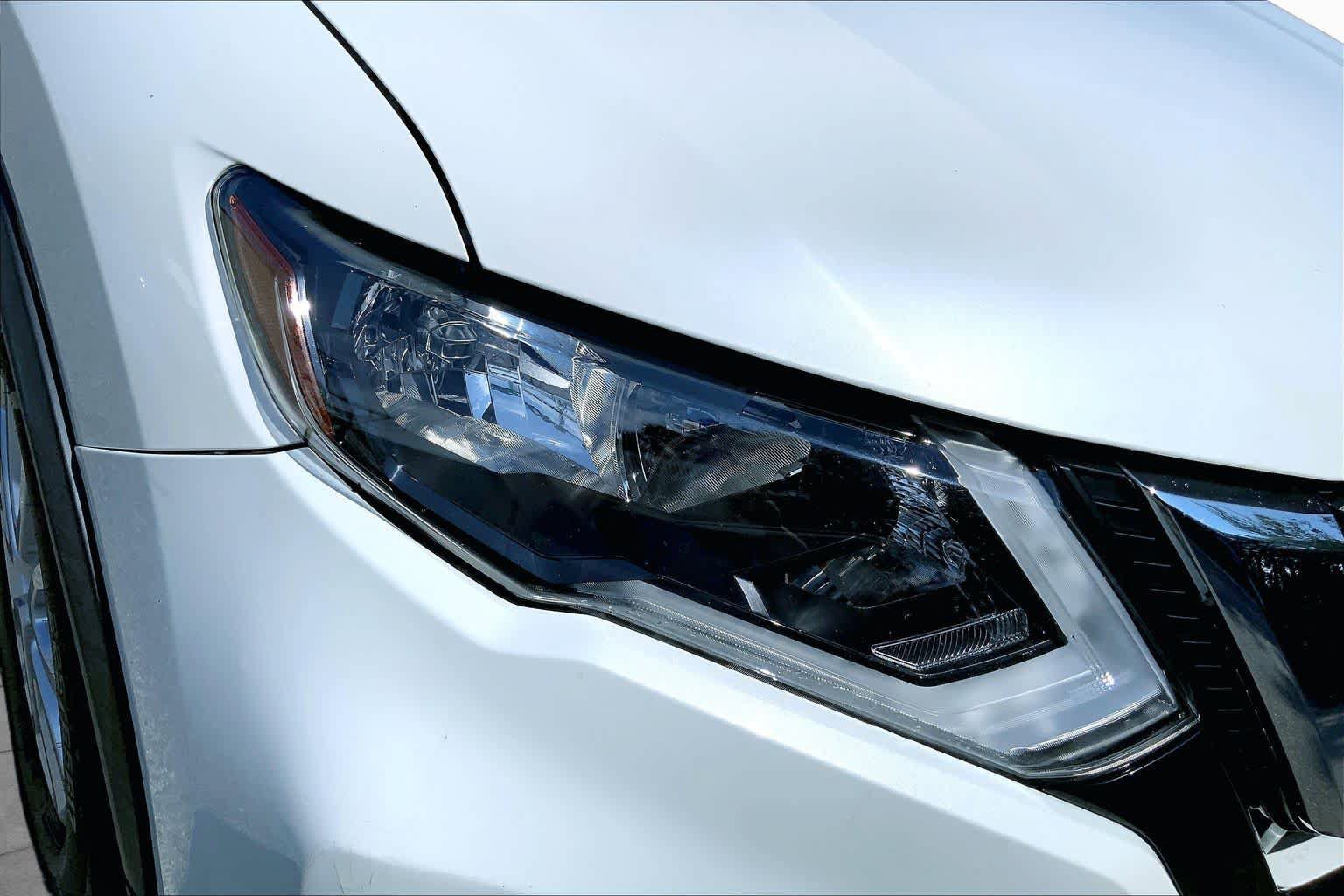 Used 2018 Nissan Rogue SV w/ Sun & Sound Touring Package AWD/4WD image 27