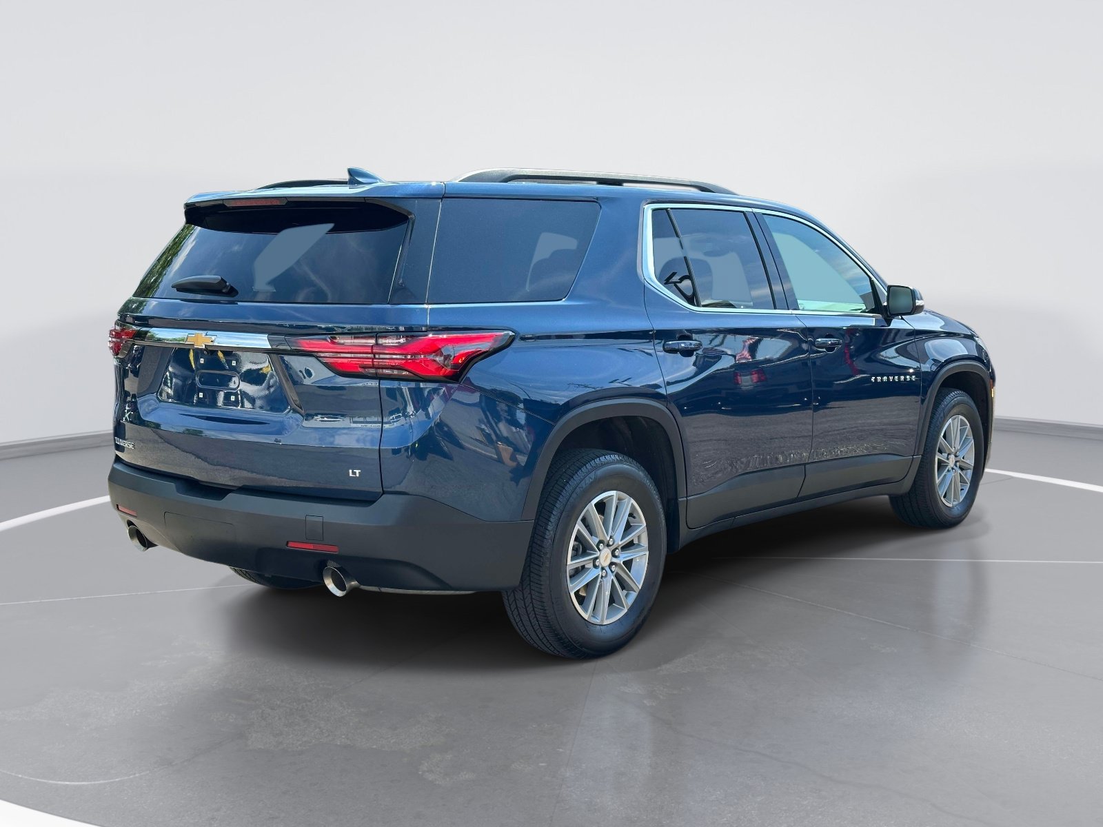 Used 2023 Chevrolet Traverse LT FWD image 5