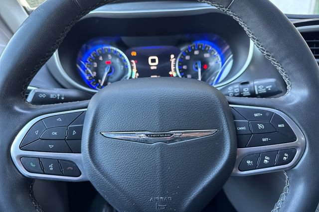 Used 2022 Chrysler Pacifica Touring-L FWD image 36
