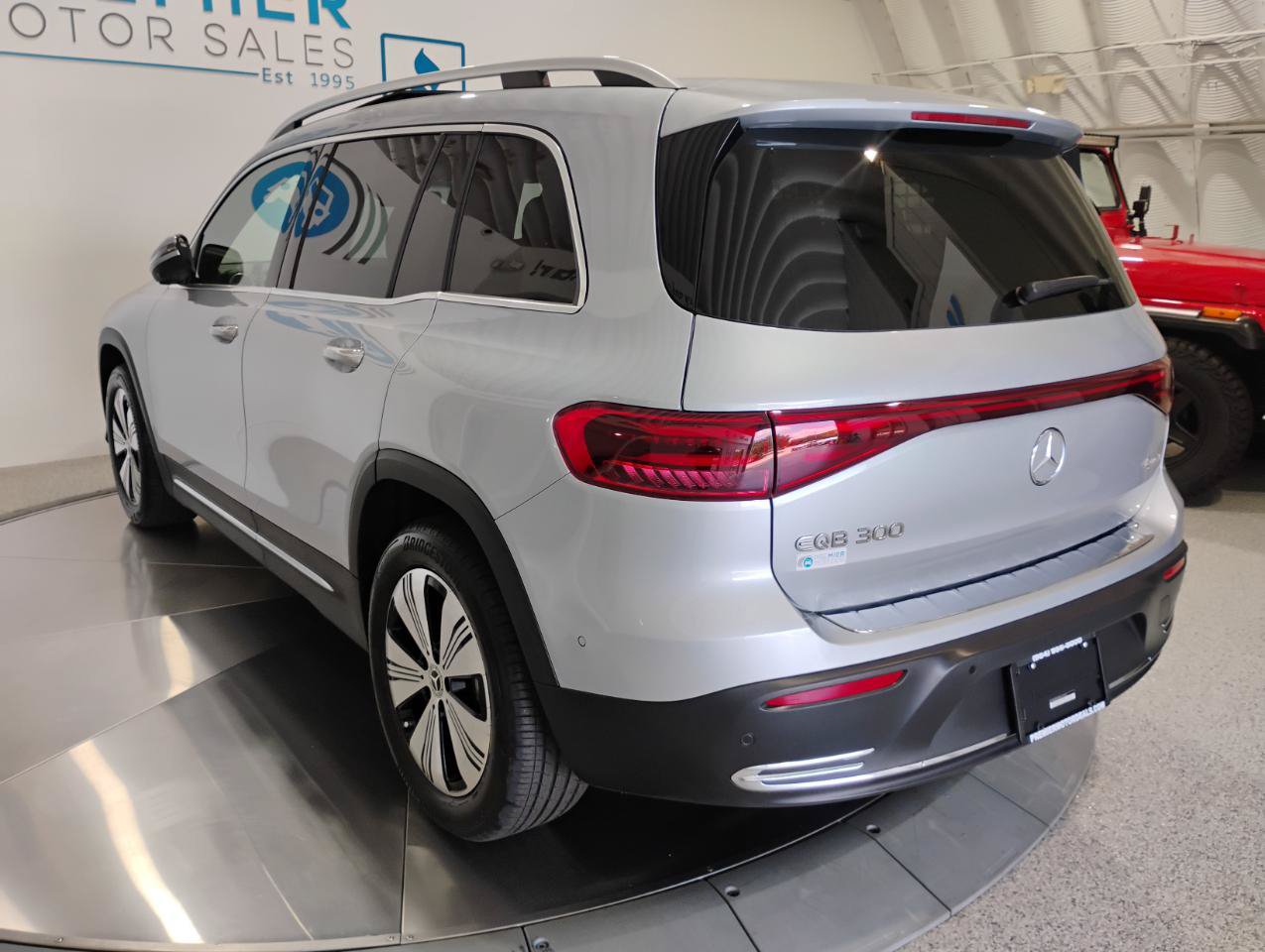 Used 2024 Mercedes-Benz EQB 300 4MATIC image 24