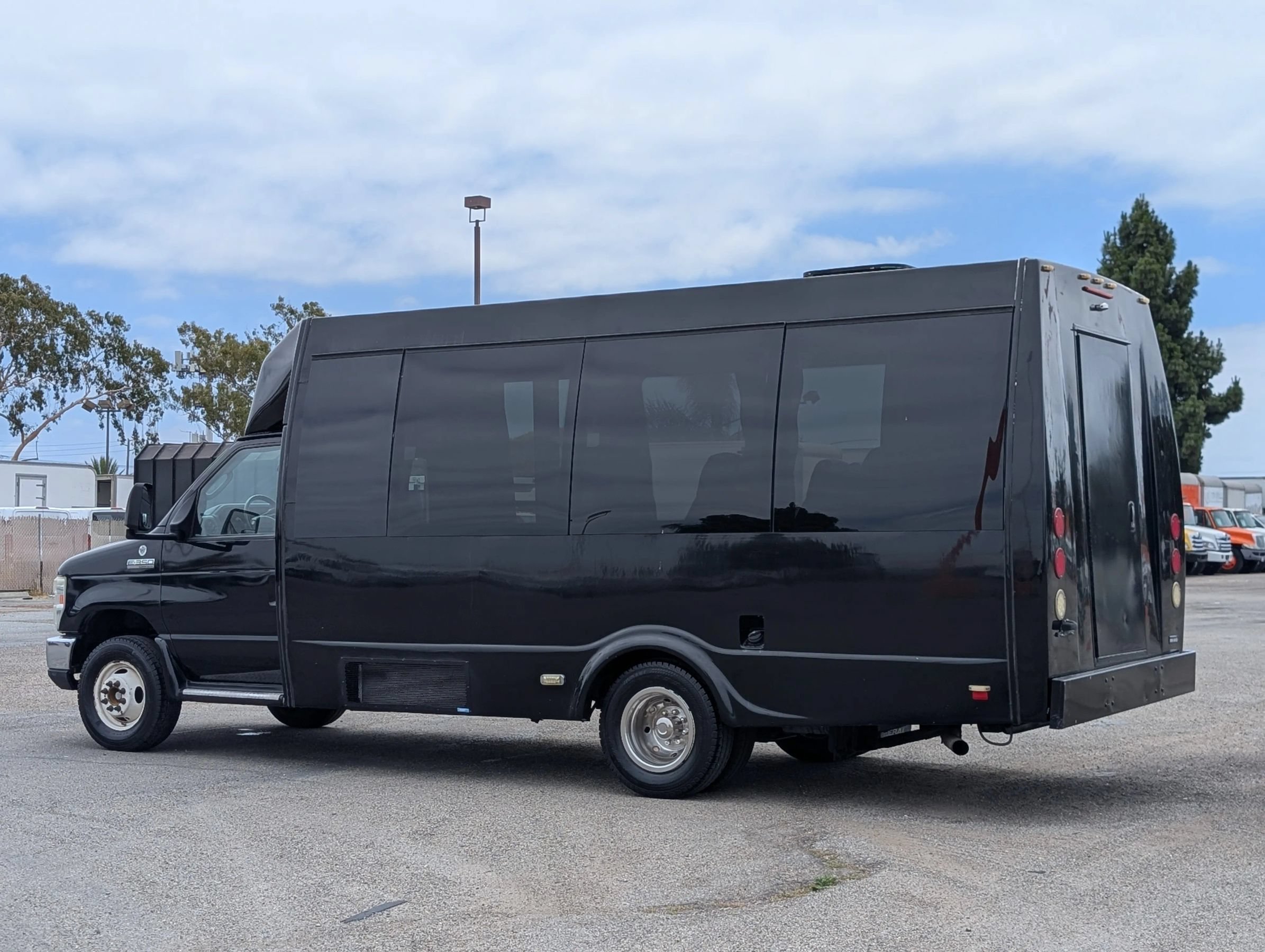 Used 2012 Ford E-350 and Econoline 350 Super Duty w/ Shuttle Bus Prep Pkg RWD image 5
