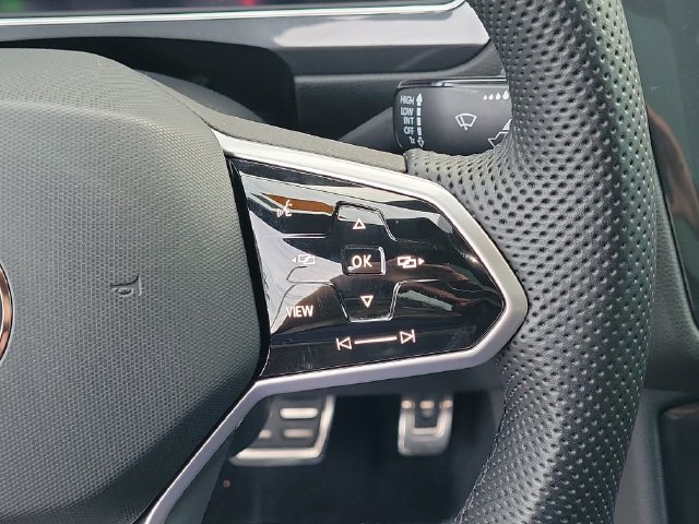 Certified 2022 Volkswagen Tiguan SE R-Line FWD image 22