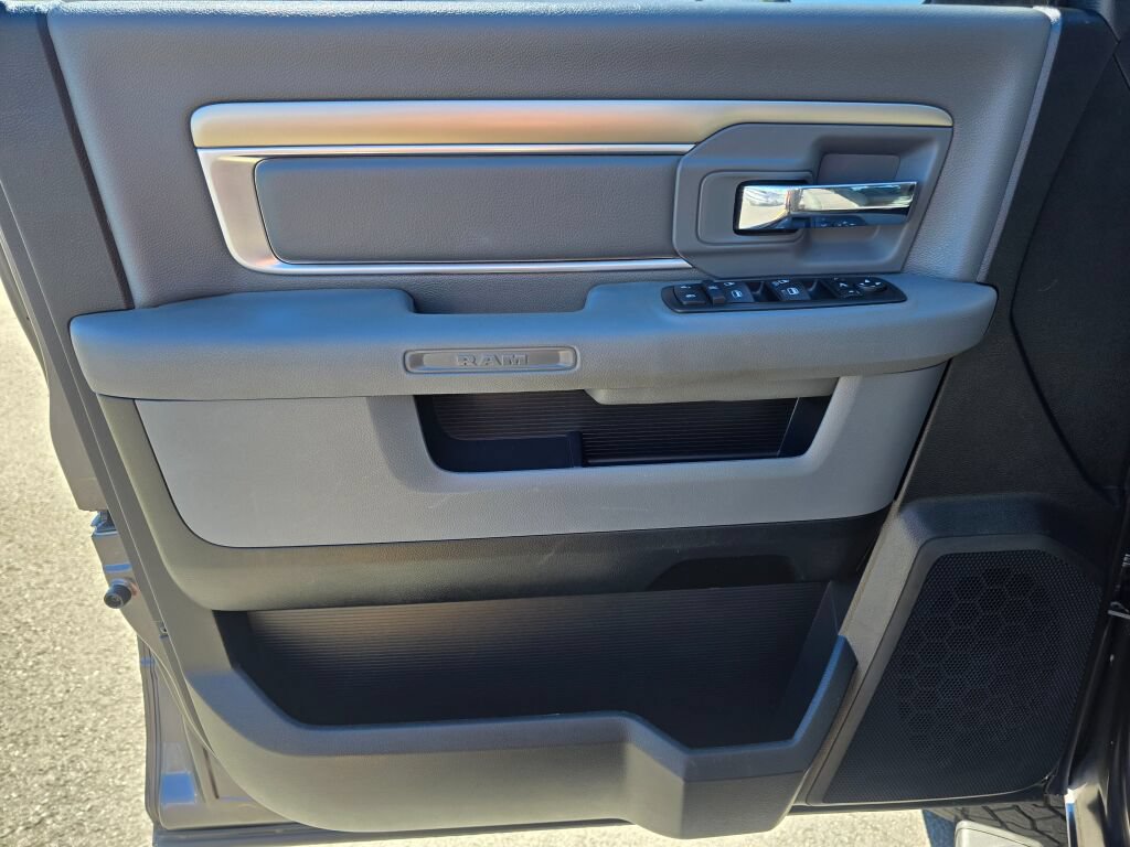 Used 2015 RAM 1500 Classic SLT w/ SLT Plus D←cor Group AWD/4WD image 17