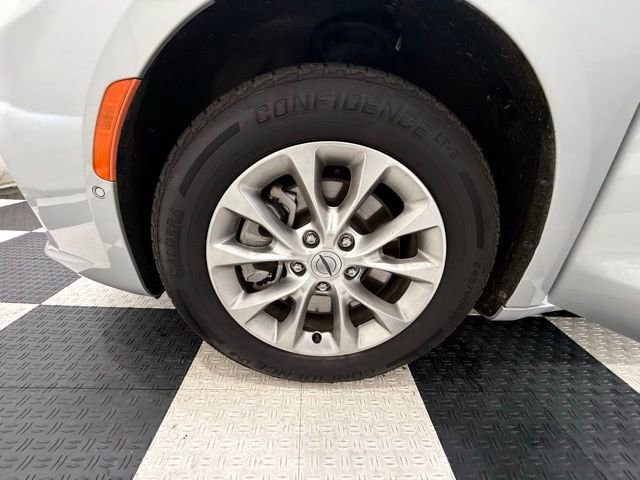 Used 2024 Chrysler Pacifica Touring-L image 10