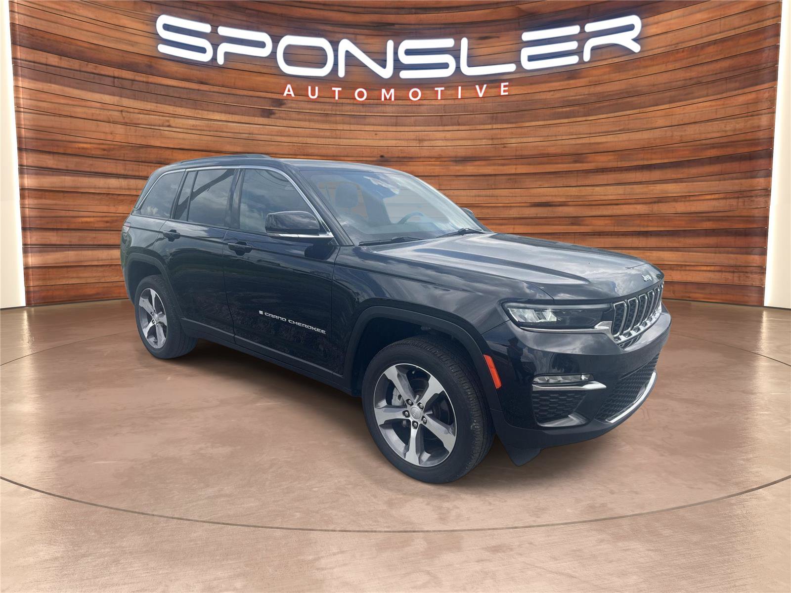 Used 2024 Jeep Grand Cherokee Limited AWD/4WD image 9