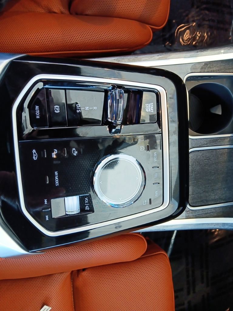New 2026 BMW 750e xDrive image 18