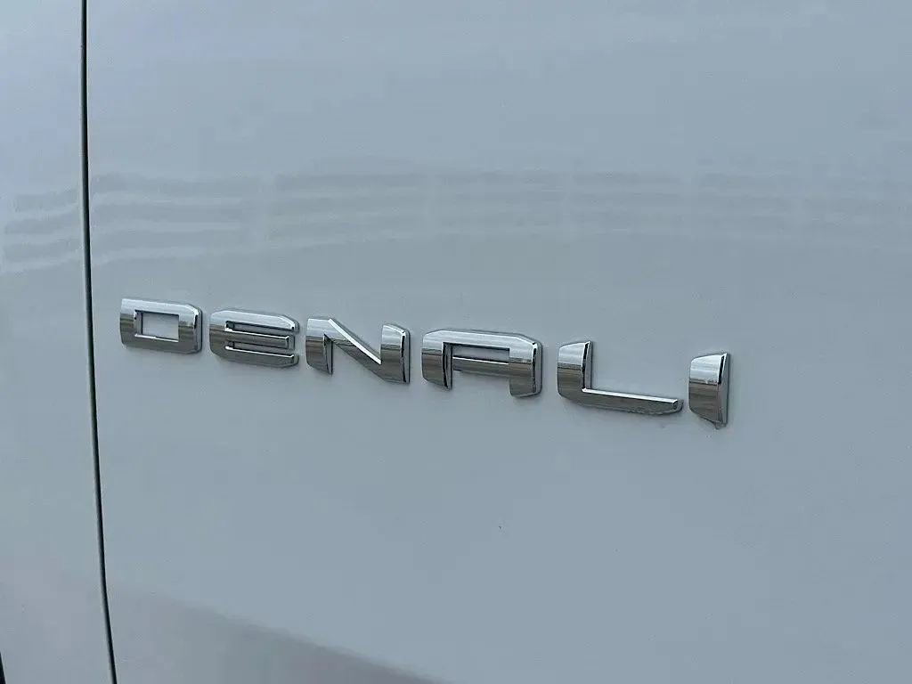 New 2026 GMC Yukon XL Denali w/ LPO, Floor Liner Package image 32