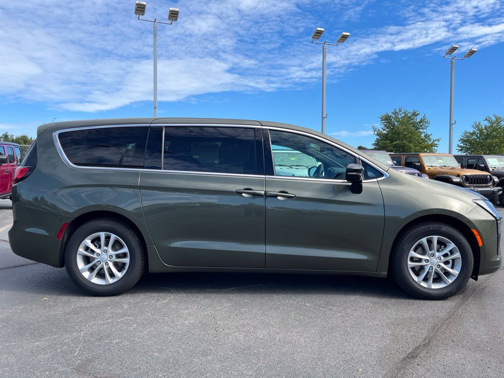 New 2027 Chrysler Pacifica Select FWD image 43