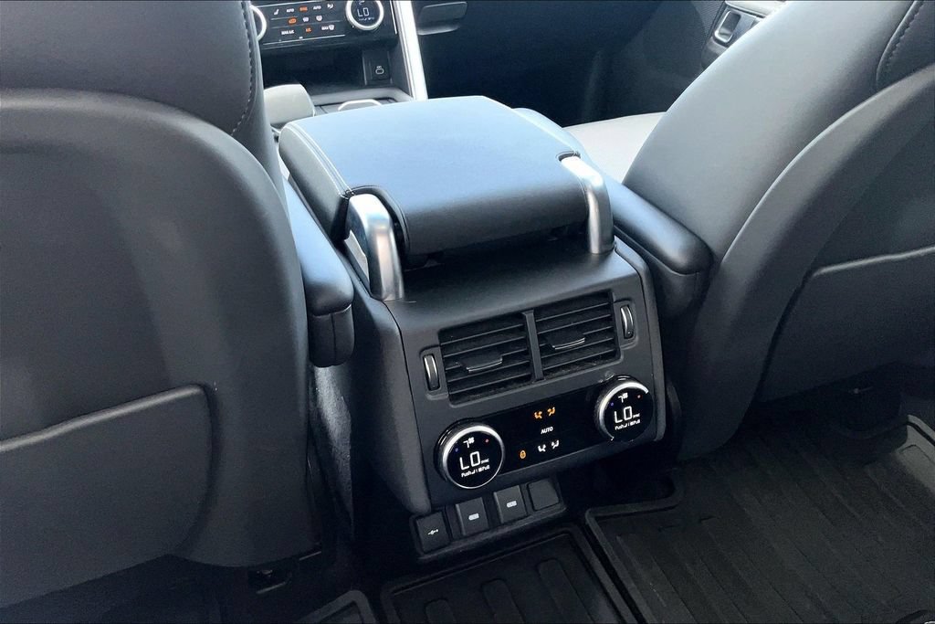 Used 2024 Land Rover Discovery Dynamic SE AWD/4WD image 24