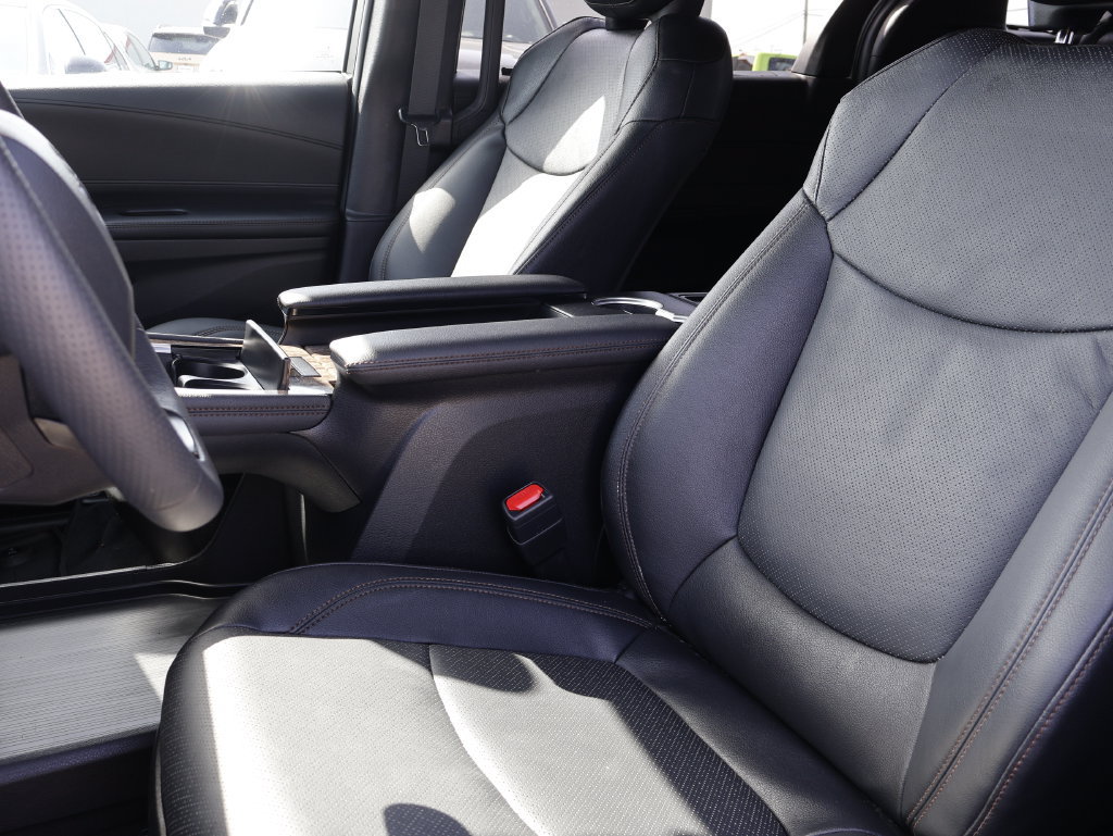 Used 2025 Toyota Sienna Platinum AWD/4WD image 22