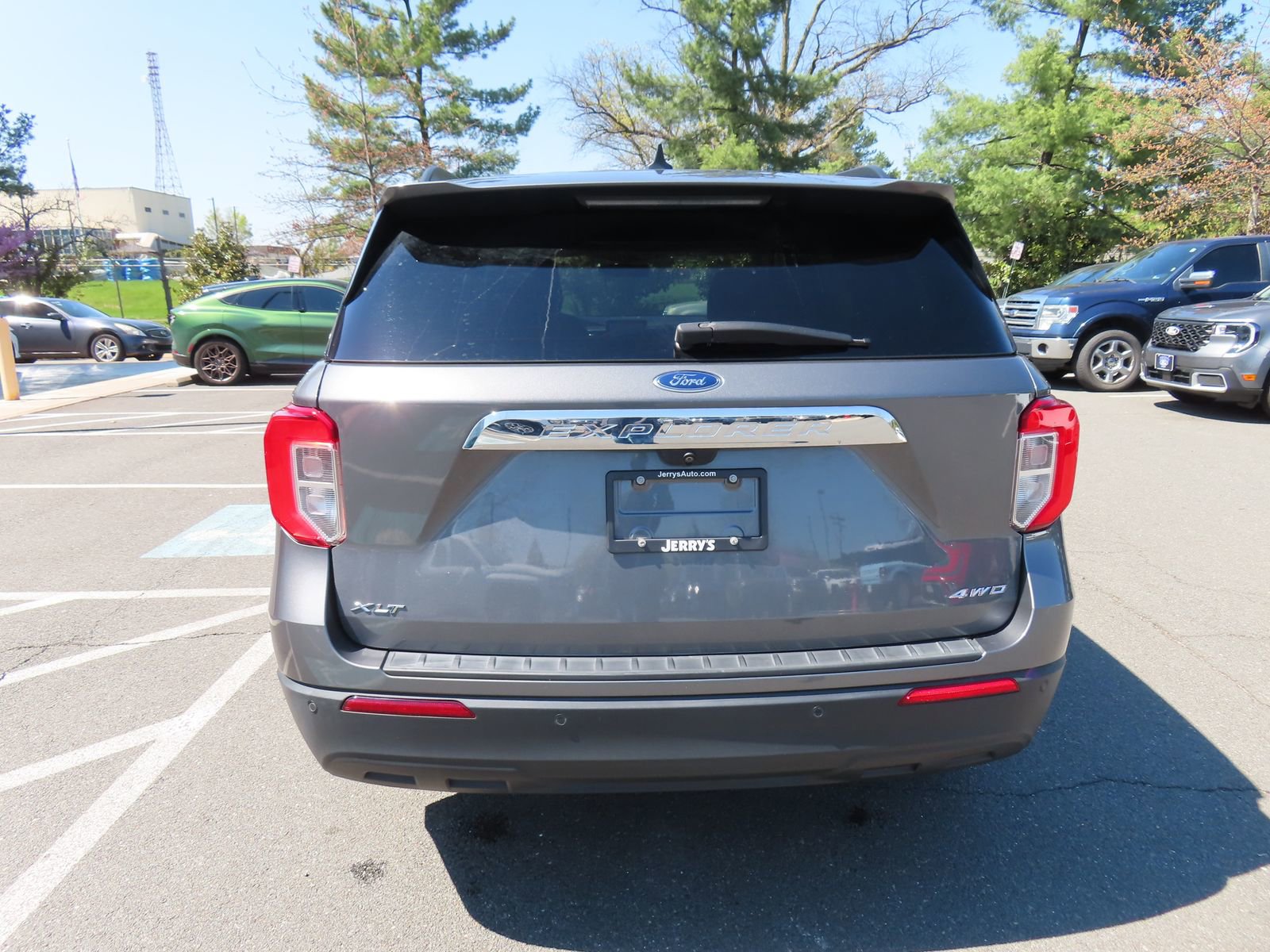 Used 2022 Ford Explorer XLT image 6