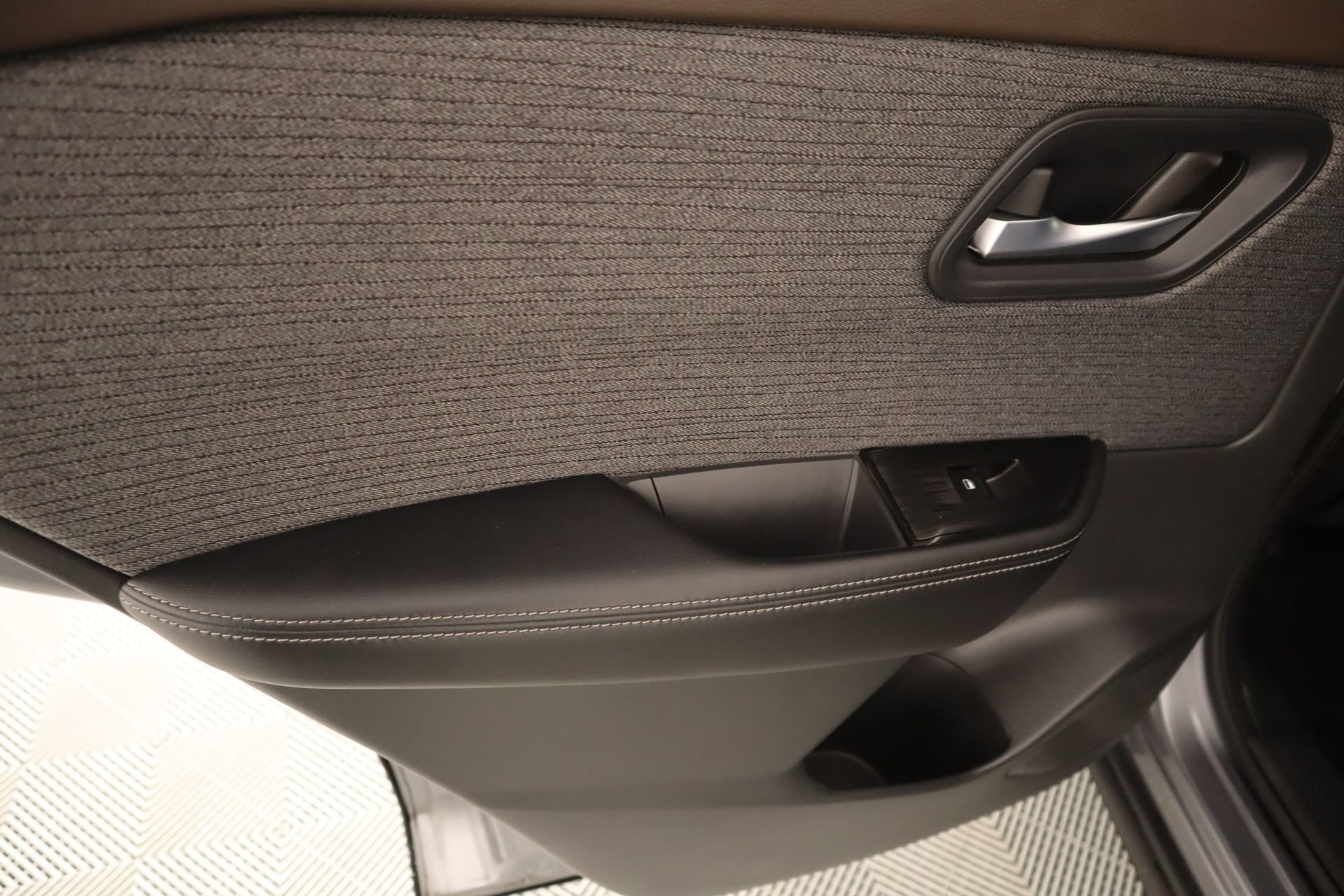 Used 2022 Nissan Rogue SV FWD image 15