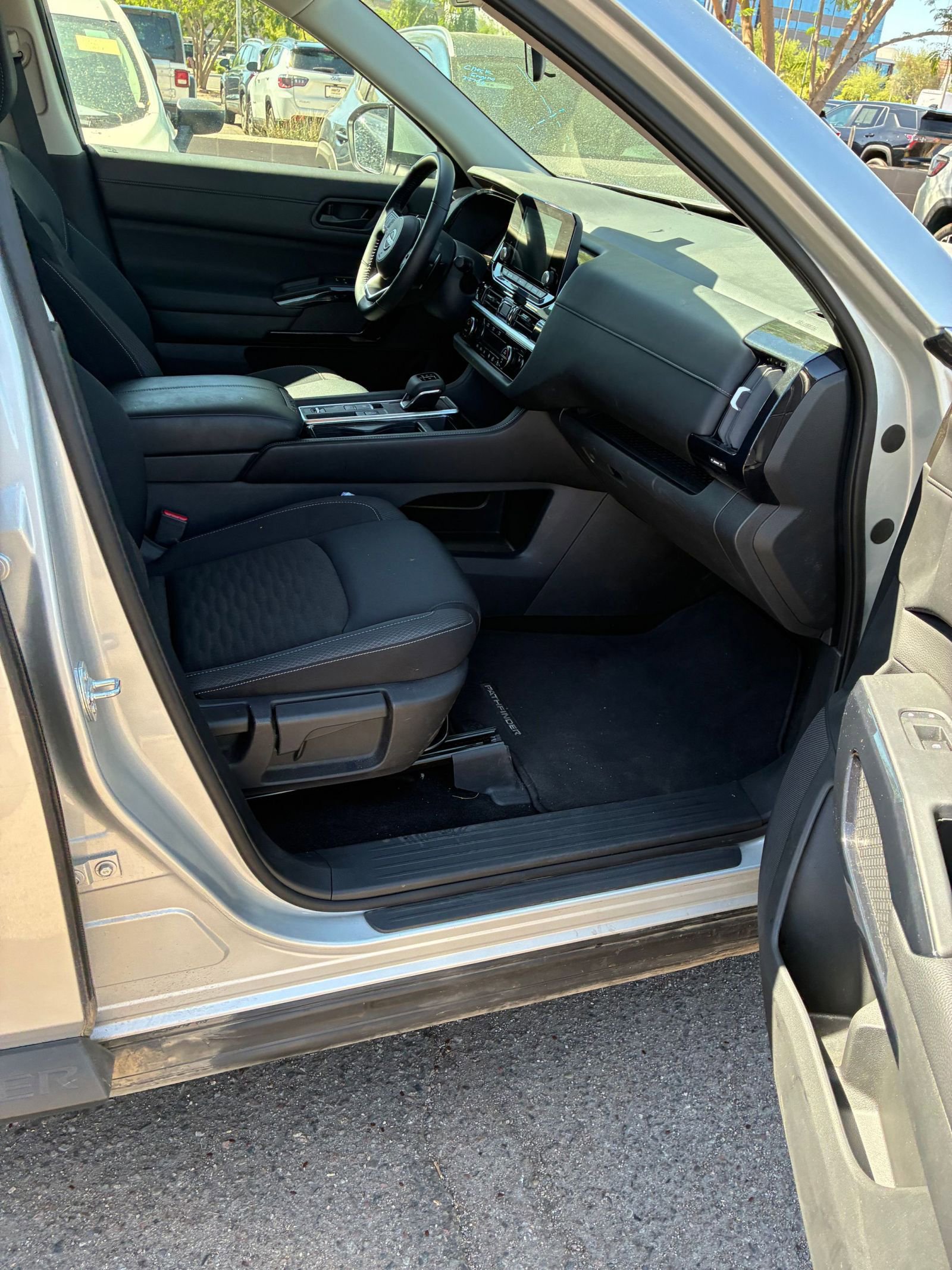 Used 2025 Nissan Pathfinder SV image 12