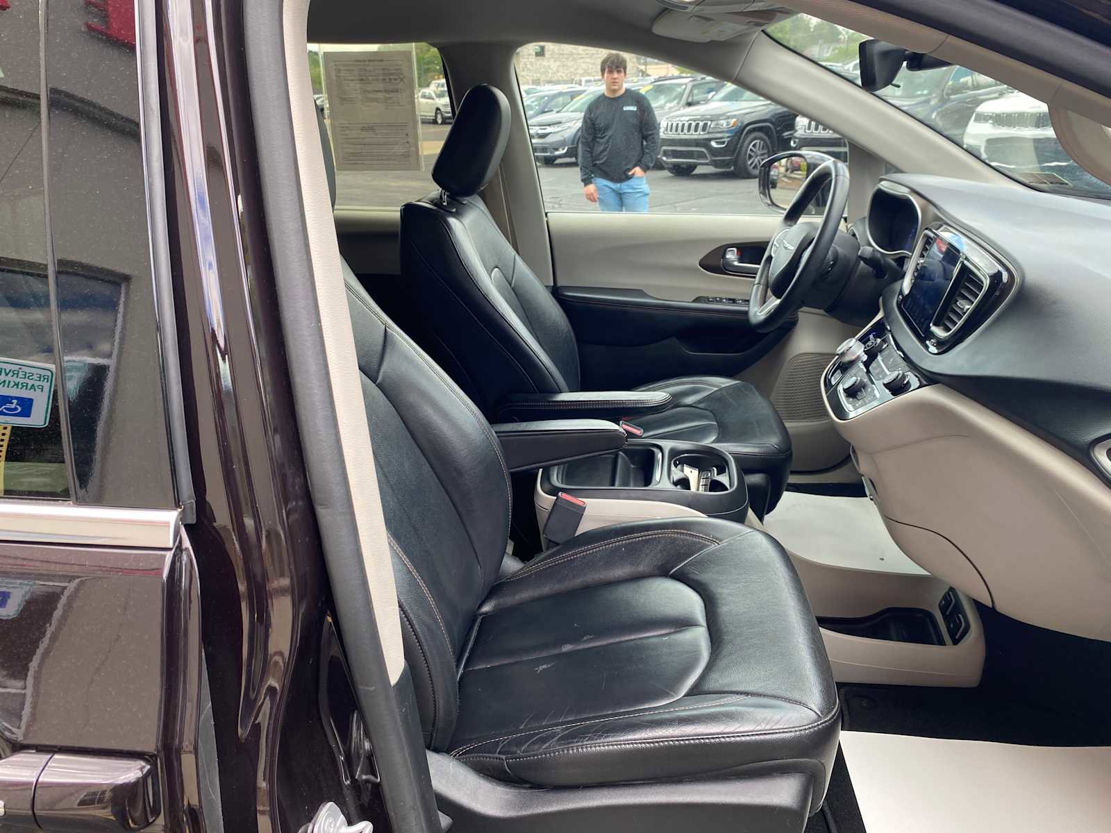 Used 2017 Chrysler Pacifica Touring-L FWD image 29