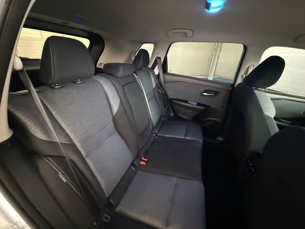 Used 2021 Nissan Rogue SV image 16