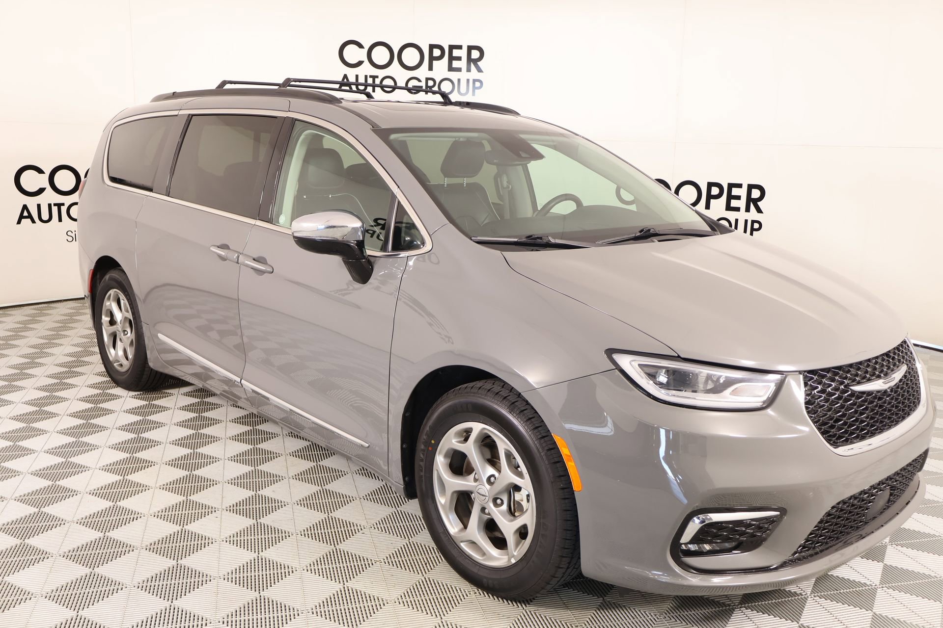 Used 2023 Chrysler Pacifica Limited image 1