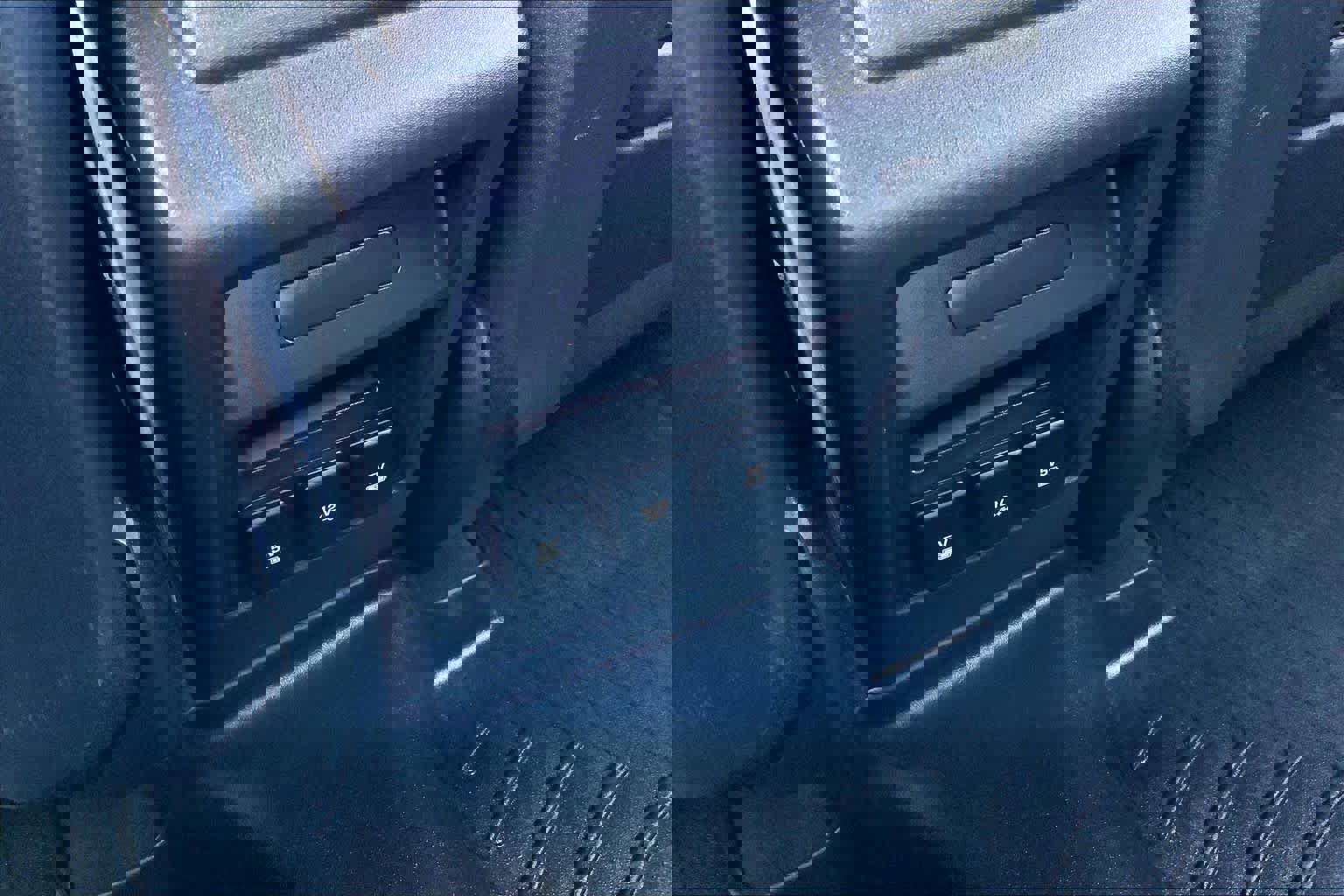 Certified 2019 Land Rover Discovery Sport SE image 32