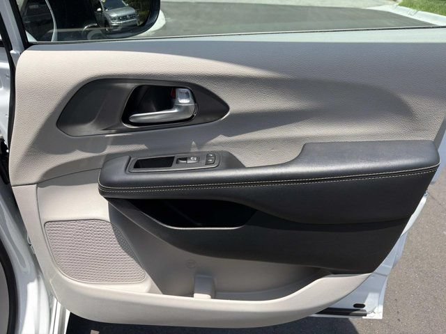 Used 2024 Chrysler Pacifica Touring-L FWD image 14