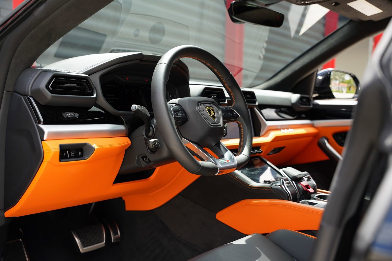 Used 2025 Lamborghini Urus SE image 12