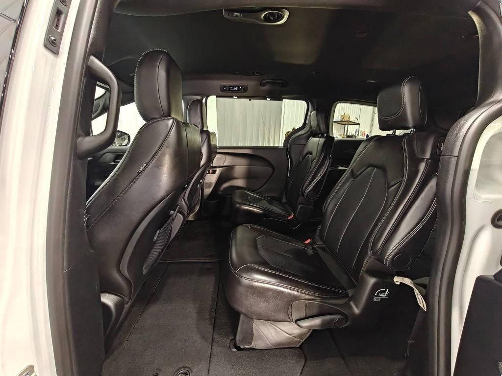 Used 2025 Chrysler Pacifica Select image 28