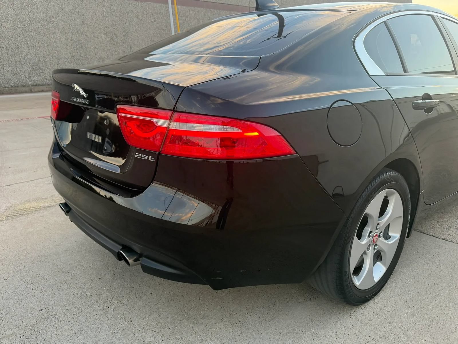 Used 2017 Jaguar XE RWD image 9
