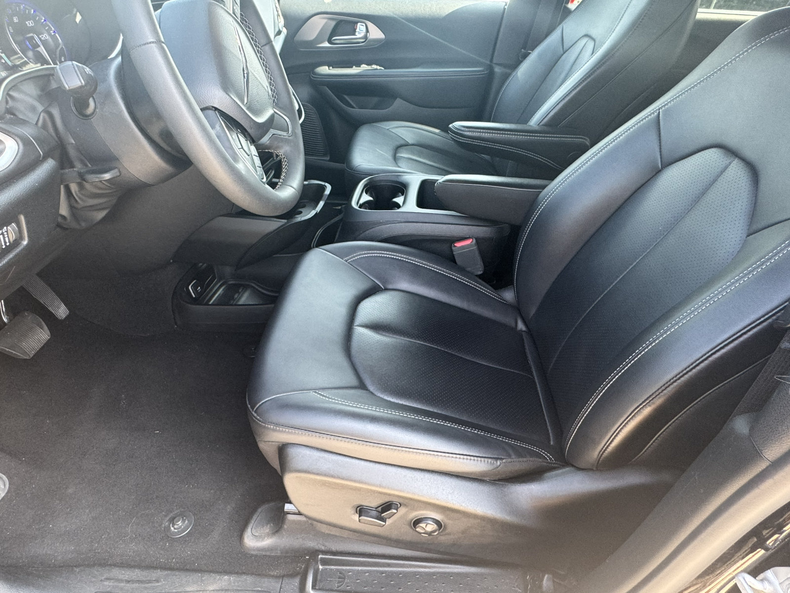 Used 2025 Chrysler Pacifica Select FWD image 9