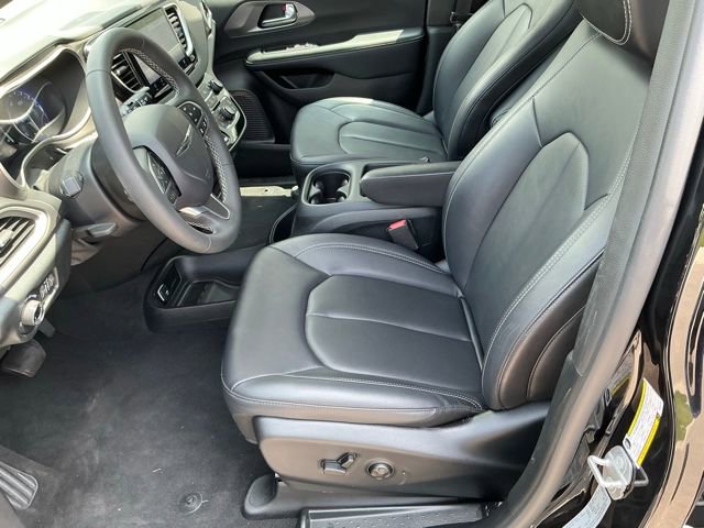 Used 2025 Chrysler Pacifica Select FWD image 11
